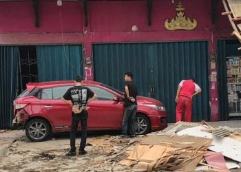 Mobil Hilang Kendali Tabrak Ruko