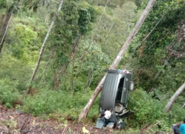 Pajero Masuk Jurang akibat Jembatan Berlubang