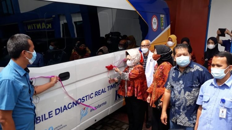 Juru Bicara Satuan Tugas Penanganan Covid-19 Provinsi Lampung, Reihana menerima bantuan Mobile PCR dari PT. Indofarma dan PT. Kalikandri Banyu Bening (KBB). Lampost/Triyadi Isworo