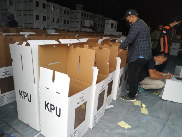 PILKADA. Petugas mengepak logistik pilkada Bandar Lampung di Gudang KPU Kota Bandar Lampung, Kamis (3/12).