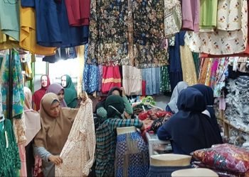 PROTOKOL KESEHATAN DI PASAR. Sejumlah pengunjung Pasar Induk Pringsewu mengabaikan social distancing dan tidak memakai masker, Kamis (10/12). Penerapan protokol kesehatan di Pasar Induk Pringsewu mengendur. Padahal penerapan protokol kesehatan sebagai langkah menekan penyebaran dan penularan virus corona baru (Covid-19) wajib dilakukan. LAMPUNG POST/ADI SUNARYO