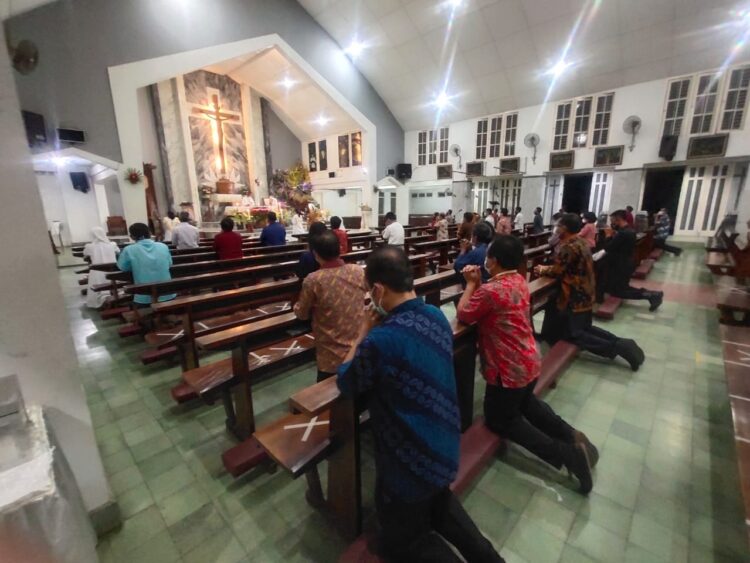 MISA MALAM NATAL. Sejumlah jemaat Gereja Metodhist Indonesia Imanuel Bandar Lampung mengikuti misa malam Natal, Kamis (25/11) malam. Sejumlah gereja melakukan protokol kesehatan seperti memakai masker, mencuci tangan, dan menjaga jarak serta melakukan ibadah secara virtual untuk menghindari kerumunan.
LAMPUNG POST/ASRUL SEPTIAN MALIK