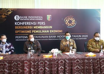 PERTEMUAN TAHUNAN BI. Dari kiri Sekretaris Provinsi Lampung Fahrizal Darminto, Gubernur Lampung Arinal Djunaidi, KPw Bank Indonesia Provinsi Lampung Budiharto Setyawan, dan Kepala OJK Provinsi Lampung Bambang Hermanto saat kegiatan Pertemuan Tahunan Bank Indonesia di Gedung Bank Indonesia (BI) Provinsi Lampung, Kamis (3/11). LAMPUNG POST/ZAINUDDIN