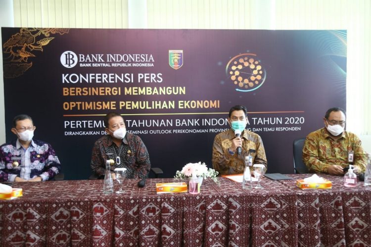 PERTEMUAN TAHUNAN BI. Dari kiri Sekretaris Provinsi Lampung Fahrizal Darminto, Gubernur Lampung Arinal Djunaidi, KPw Bank Indonesia Provinsi Lampung Budiharto Setyawan, dan Kepala OJK Provinsi Lampung Bambang Hermanto saat kegiatan Pertemuan Tahunan Bank Indonesia di Gedung Bank Indonesia (BI) Provinsi Lampung, Kamis (3/11). LAMPUNG POST/ZAINUDDIN