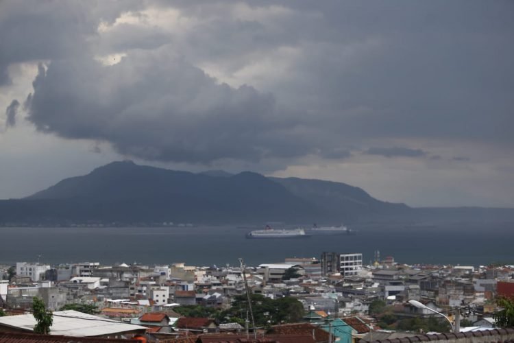 MENDUNG. Cuaca mendung menyelimuti sebagian Pesisir Teluk Lampung, Kamis (10/12). BMKG mengimbau nelayan berhati-hati dengan adanya cuaca ekstrem, Kamis (10/12). LAMPUNG POST/ZAINUDDIN