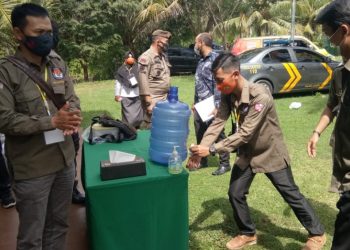 PROTOKOL KESEHATAN SAAT PLENO. Sejumlah anggota PPK se-Lamsel mencuci tangan sebelum memasuki ruangan rapat pleno terbuka rekapitulasi hasil penghitungan suara tingkat kabupaten pada Pilkada Lampung Selatan 2020 di Negeri Baru Resort Kalianda, Selasa (15/12). Peserta rapat pleno rekapitulasi hasil penghitungan suara wajib menerapkan protokol kesehatan 3M.
n LAMPUNG POST/ARMANSYAH