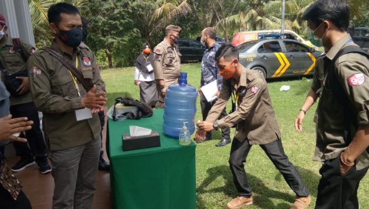 PROTOKOL KESEHATAN SAAT PLENO. Sejumlah anggota PPK se-Lamsel mencuci tangan sebelum memasuki ruangan rapat pleno terbuka rekapitulasi hasil penghitungan suara tingkat kabupaten pada Pilkada Lampung Selatan 2020 di Negeri Baru Resort Kalianda, Selasa (15/12). Peserta rapat pleno rekapitulasi hasil penghitungan suara wajib menerapkan protokol kesehatan 3M.
n LAMPUNG POST/ARMANSYAH