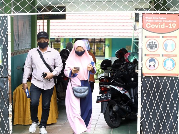 KBM TATAP MUKA 2021. Sejumlah orang tua wali murid usai mengambil rapor anaknya di salah satu sekolah negeri di Kota Bandar Lampung, Jumat (18/12). Sekolah jenjang SMA dan SMK di Lampung saat ini tengah mempersiapkan pelaksanaan KBM tatap muka di 2021. Hal itu karena pembelajaran tatap muka tidak lagi bergantung pada peta sebaran Covid-19.
n LAMPUNG POST/ZAINUDDIN