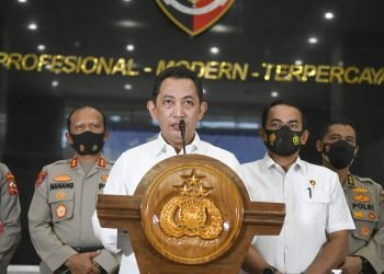 TRANSPARANSI PENGUSUTAN KASUS PENEMBAKAN LASKAR FPI. Kabareskrim Polri Komjen Listyo Sigit Prabowo (tengah) memberikan keterangan pers di Kantor Bareskrim Mabes Polri Jakarta, Selasa (15/12). Komjen Listyo Sigit Prabowo mengatakan pihaknya selalu berusaha transparan dan akan melibatkan pihak-pihak eksternal dalam mengusut kasus penembakan laskar Front Pembela Islam (FPI) di tol Jakarta-Cikampek Km 50.
n ANTARA/GALIH PRADIPTA