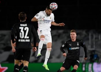 REAL MADRID VS-BORUSSIA MOENCHENGLADBACH. Penyerang Real Madrid Karim Benzema mengontrol bola saat pertandingan sepak bola Grup B Liga Champions UEFA antara Real Madrid dan Borussia Moenchengladbach di stadion Alfredo Di Stefano di Valdebebas, Madrid, Kamis (10/12). n AFP/PIERRE-PHILIPPE MARCOU