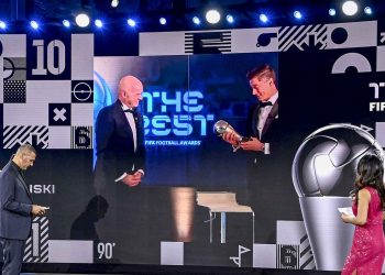 FIFA AWARD. Manajer Tim Belanda dan mantan pemain Ruud Gullit (kiri) dan jurnalis olahraga Inggris Reshmin Chowdhury (kanan) melihat saat Presiden FIFA Gianni Infantino (kiri) muncul di layar yang memberikan penghargaan Pemain Pria Terbaik FIFA kepada penyerang Polandia Bayern Munchen Robert Lewandowski saat acara Penghargaan Sepak Bola FIFA Terbaik 2020, di markas besar FIFA di Zurich, Jumat (18/12).
n AFP/VALERIANO DI DOMENICO
