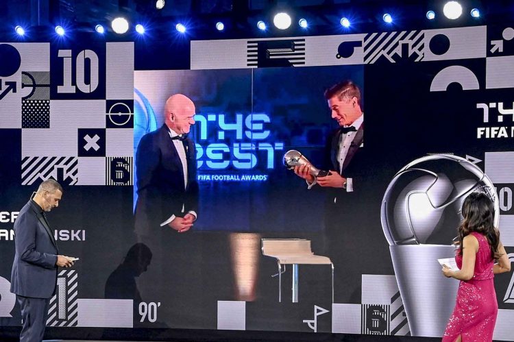 FIFA AWARD. Manajer Tim Belanda dan mantan pemain Ruud Gullit (kiri) dan jurnalis olahraga Inggris Reshmin Chowdhury (kanan) melihat saat Presiden FIFA Gianni Infantino (kiri) muncul di layar yang memberikan penghargaan Pemain Pria Terbaik FIFA kepada penyerang Polandia Bayern Munchen Robert Lewandowski saat acara Penghargaan Sepak Bola FIFA Terbaik 2020, di markas besar FIFA di Zurich, Jumat (18/12).
n AFP/VALERIANO DI DOMENICO