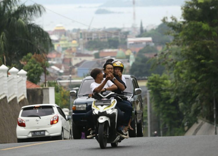 Banyak warga yang masih abai terhadap protokol kesehatan seperti tak menggunakan masker. (LAMPUNG POST/ZAINUDDIN)