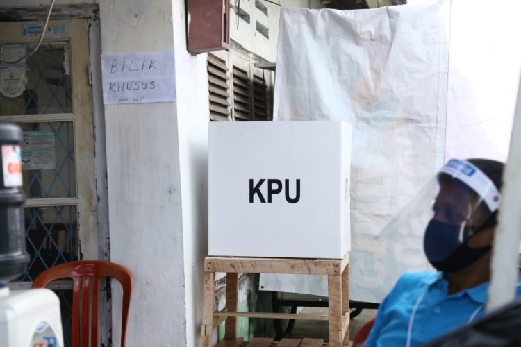 Bilik khusus bagi pemilih bersuhu tubuh di atas 37 derajat celcius. (ALMPUNG POST/ZAINUDDIN)