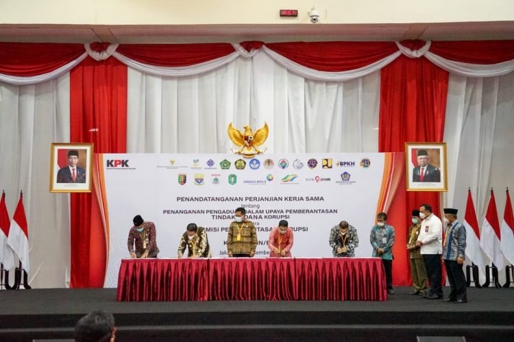 Gubernur Lampung Arinal Djunaidi melakukan penandatanganan perjanjian kerja sama (PKS) tentang penanganan pengaduan dalam upaya pemberantasan tindak pidana korupsi atau whistle blowing system (WBS) terintegrasi di Gedung Merah Putih KPK, Jakarta, Senin (21/12).Dok. Pemprov Lampung