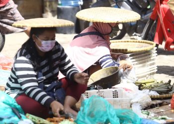 Peran ganda ibu yang harus diapresiasi. (LAMPUNG POST/ZAINUDDIN)