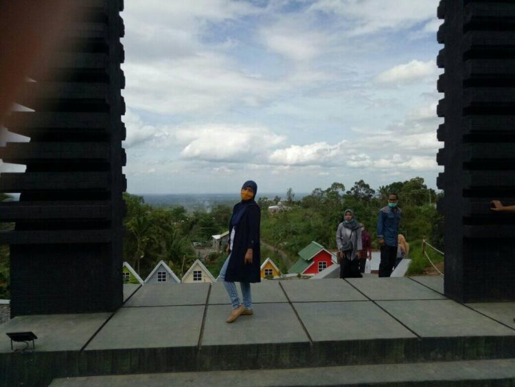 Pemandangan indah seolah menyentuh awan di Lengkung Langit, banyak diminati pengunjung. (LAMPUNG POST/APRIESTI L)