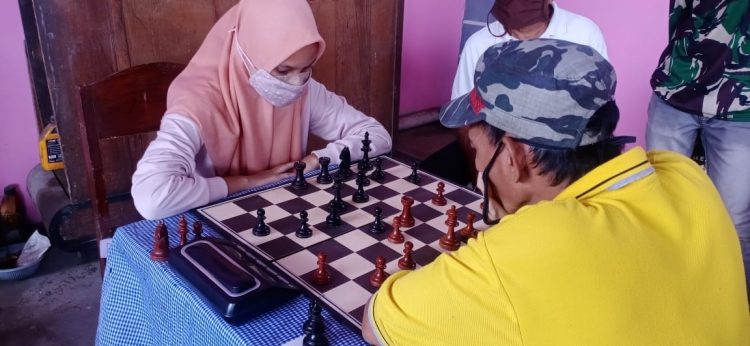 Komunitas catur menggelar turnamen di Kota Sepang, Bandar Lampung. (LAMPUNG POST/ATIKA OKTARIA)