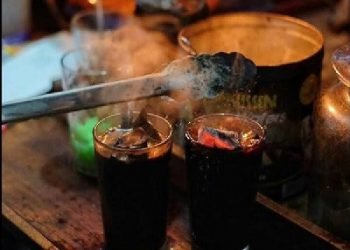 Kopi joss yang mantaf di angkringan kawasan Kedatob. (LAMPUNG POST/APRIESTI L)