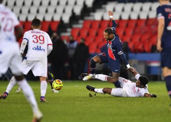 Neymar saat ditekel Thiago Mendes pada pertandingan PSG versus Lyon. PSG kalah 0-1 dalam pertandingan pekan lalu. KREDIT FOTO: neymarjr.com