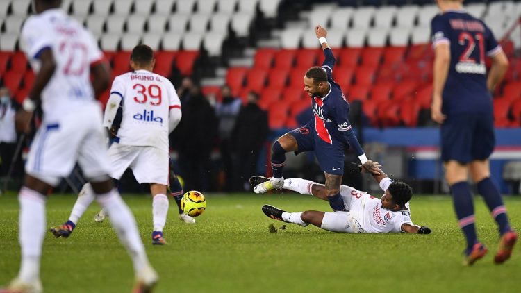 Neymar saat ditekel Thiago Mendes pada pertandingan PSG versus Lyon. PSG kalah 0-1 dalam pertandingan pekan lalu. KREDIT FOTO: neymarjr.com