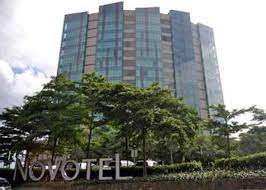 Novotel Bagikan Beras kepada Masyarakat Sekitar