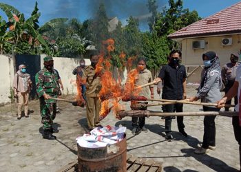 Bawaslu bersama perwakili TNI-Polri turut menyaksikan pemusnahan surat suara rusak di kantor KPU setempat, Selasa, 8 Desember 2020. LAMPUNG POST/SALDA ANDALA
