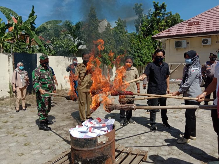 Bawaslu bersama perwakili TNI-Polri turut menyaksikan pemusnahan surat suara rusak di kantor KPU setempat, Selasa, 8 Desember 2020. LAMPUNG POST/SALDA ANDALA