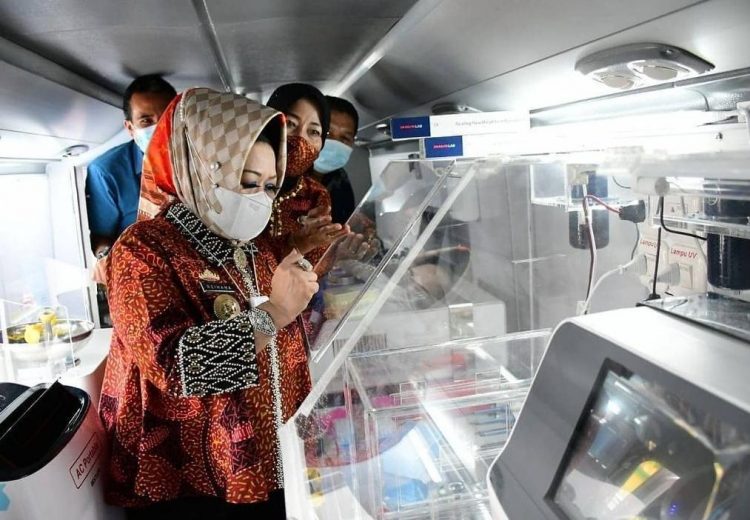 Juru Bicara Satuan Tugas Penanganan Covid-19 Provinsi Lampung, Reihana saat mengecek Mobile PCR di UPTD Balai Laboratorium Kesehatan Daerah (Labkesda) Provinsi Lampung. Dok