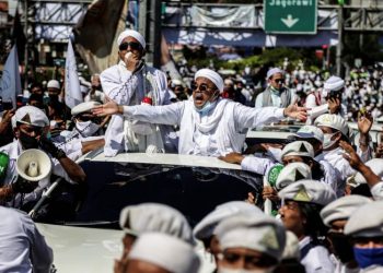 AFP/Aditya Saputra Pimpinan FPI Rizieq Shihab (tengah) (foto: mediaindonesia.com)