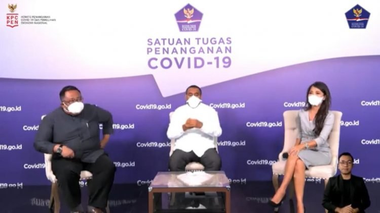Romo Vincentius Adi dan Sekretaris Umum Persekutuan Gereja Gereja di Indonesia Pdt Jacklevyn Frits Manuputty saat live streaming BNPB Indonesia, Senin (21/12).
