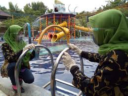 Liburan dan protokol kesehatan harus sejalan agar tak menjadi klaster baru sebaran Covid-19. (DOK.LAMPUNG POST)