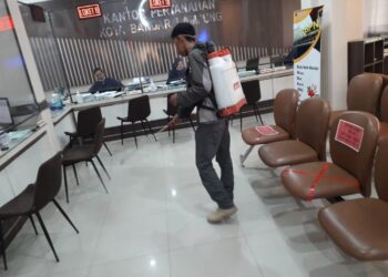 Tim Satuan Tugas (Satgas) Penanganan Covid-19 Kota Bandar Lampung masih terus menggencarkan tindakan pencegahan sebagai bentuk antisipasi terhadap penyebaran wabah Covid-19, yaitu penyemprotan disinfektan di permukiman warga. Bahkan penyemprotan kini hingga ke perkantoran, fasilitas umum, dan tempat ibadah.
DOK PEMKOT BANDAR LAMPUNG