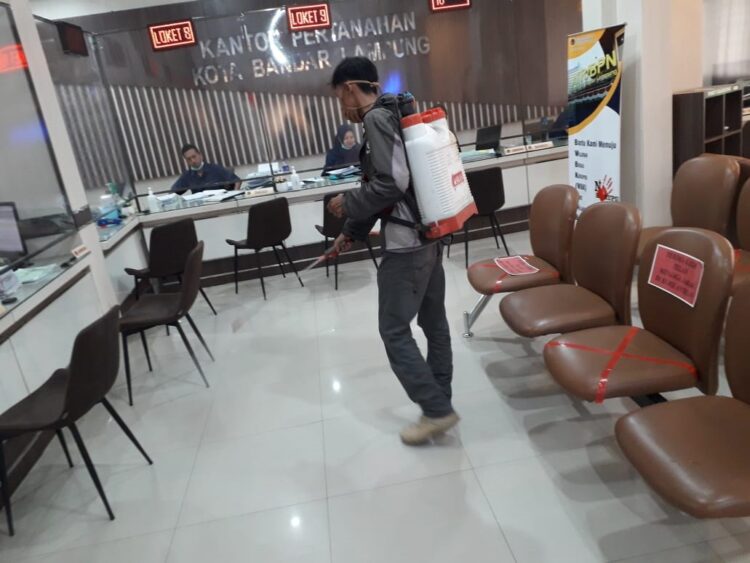 Tim Satuan Tugas (Satgas) Penanganan Covid-19 Kota Bandar Lampung masih terus menggencarkan tindakan pencegahan sebagai bentuk antisipasi terhadap penyebaran wabah Covid-19, yaitu penyemprotan disinfektan di permukiman warga. Bahkan penyemprotan kini hingga ke perkantoran, fasilitas umum, dan tempat ibadah.
DOK PEMKOT BANDAR LAMPUNG