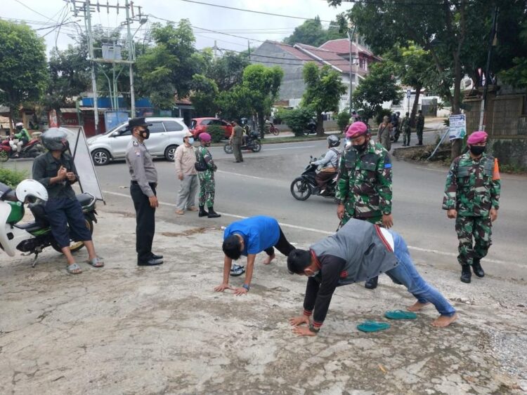 Tim patroli gabungan Satuan Tugas Penanganan Covid-19 Kota Bandar Lampung gencar melaksanakan pengawasan, mengingatkan, dan mengimbau warga akan pentingnya mematuhi protokol kesehatan 3M serta menjalankan anjuran pemerintah tentang kawasan wajib masker.
DOK PEMKOT BALAM