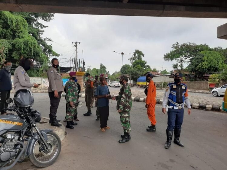 Tim patroli Satgas Penanganan Covid-19 Kota Bandar Lampung terus menyisir seluruh wilayah di Kota Tapis Berseri akan pentingnya mematuhi protokol kesehatan, terutama pelaksanaan 3M memakai masker, mencuci tangan, dan menjaga jarak untuk mencegah penyebaran covid-19 di Kota Bandar Lampung.
DOK PEMKOT BALAM