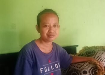 KELUHKAN KENAIKAN HARGA KEDELAI. Sumiyati (35), perajin tempe di Gunung Sulah Bandar Lampung mengeluhkan kenaikan harga kedelai yang berpengaruh ke proses pembuatan dan penjualan tempe yang ia produksi, Senin (4/1).
LAMPUNG POST / ATIKA OKTARIA