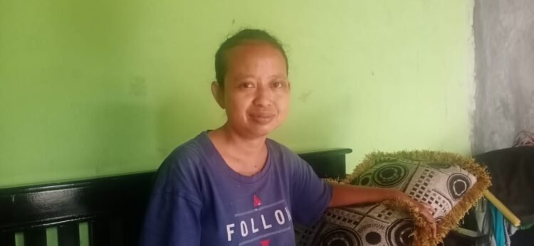 KELUHKAN KENAIKAN HARGA KEDELAI. Sumiyati (35), perajin tempe di Gunung Sulah Bandar Lampung mengeluhkan kenaikan harga kedelai yang berpengaruh ke proses pembuatan dan penjualan tempe yang ia produksi, Senin (4/1).
LAMPUNG POST / ATIKA OKTARIA