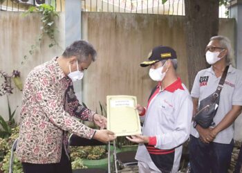 Kepala Instalasi Farmasi Provinsi Lampung Aris Aviantono menyerahkan vaksin kepada Bupati Pringsewu Sujadi, beberapa waktu lalu.  Kabupaten Pringsewu siap menjalankan vaksinasi seiring telah di kirimnya 4200 dosis untuk 2100 tenaga kesehatan (nakes) tahap pertama yang akan di mulai Februari 2021.
ISTIMEWA