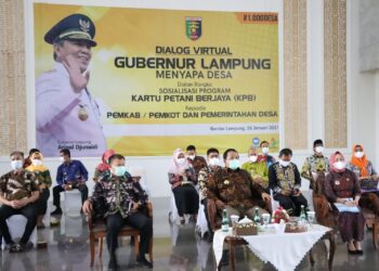 Gubernur Lampung Arinal Djunaidi berdialog secara virtual untuk menyosialisasikan Kartu Petani Berjaya kepada pemerintah kabupaten, pemerintah kota, dan pemerintah desa se-Lampung secara virtual dalam kegiatan yang bertajuk Gubernur Lampung Menyapa Desa, di rumah dinas Gubernur Lampung, Kamis (28/01).
ISTIMEWA