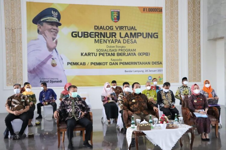 Gubernur Lampung Arinal Djunaidi berdialog secara virtual untuk menyosialisasikan Kartu Petani Berjaya kepada pemerintah kabupaten, pemerintah kota, dan pemerintah desa se-Lampung secara virtual dalam kegiatan yang bertajuk Gubernur Lampung Menyapa Desa, di rumah dinas Gubernur Lampung, Kamis (28/01).
ISTIMEWA