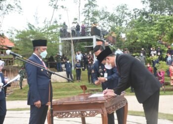 Bupati Tulangbawang Barat (Tubaba) Umar Ahmad melantik Novriwan Jaya menjadi sekretaris defenitif kabupaten setempat. Pelantikan dilakukan bersamaan dengan pelantikan 316 pejabat eselon II, III, dan IV di lingkup pemkab setempat, Kamis (7/1).
n LAMPUNG POST/MERWAN