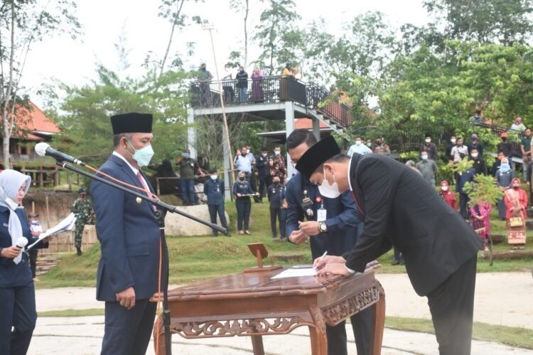 Bupati Tulangbawang Barat (Tubaba) Umar Ahmad melantik Novriwan Jaya menjadi sekretaris defenitif kabupaten setempat. Pelantikan dilakukan bersamaan dengan pelantikan 316 pejabat eselon II, III, dan IV di lingkup pemkab setempat, Kamis (7/1).
n LAMPUNG POST/MERWAN