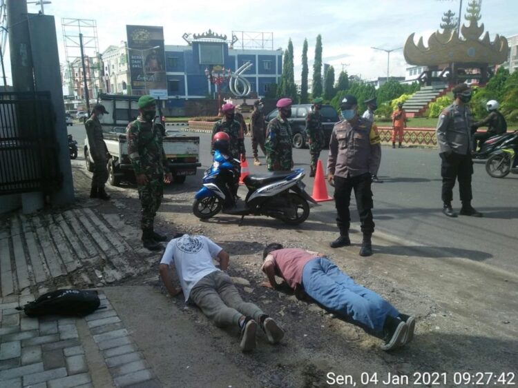 Satuan Tugas Penanganan Covid-19 Kota Bandar Lampung melakukan pengawasan protokol kesehatan di semua titik yang ada di Kota Tapis Berseri untuk mencegah penyebaran covid-19.
DOK PEMKOT BALAM