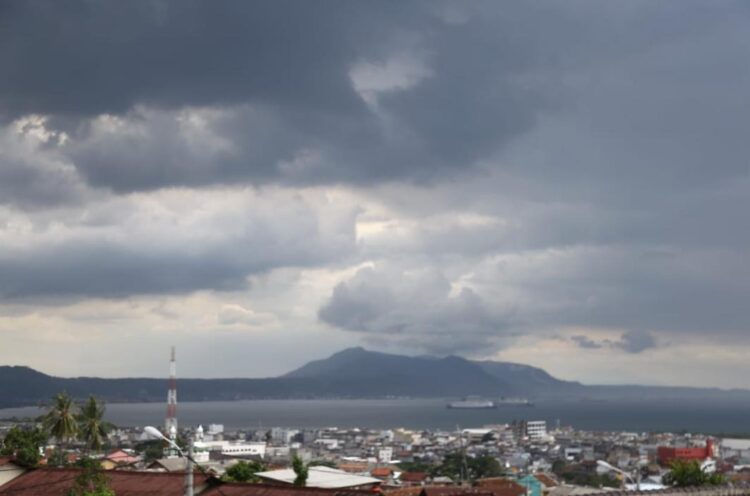 FOTO: Badan Meteorologi Klimatologi dan Geofisika (BMKG) mengingatkan kepada masyarakat untuk waspada cuaca buruk. Lampost/Zainuddin