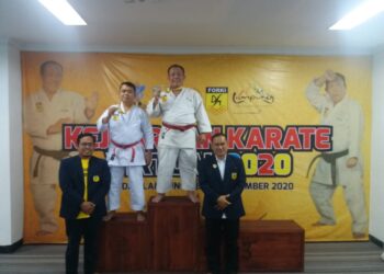 KELAS VETERAN. Ketua Umum Pengprov Forki Lampung yang menyandang Dan VI Karatedo Internasional, Hannibal keluar sebagai juara I di kelas kata veteran dengan skor 23,2.
DOK LAMPUNG POST