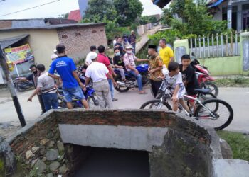 REMBUG WARGA. Warga Way Dadi Baru, Sukarame, Bandar Lampung, meninjau sejumlah gorong-gorong di wilayah setempat usai melakukan rembuk warga, Sabtu (23/1).
LAMPUNG POST/EKA SETIAWAN