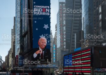 Suasana di Times Square, Manhattan, New York yang mendukung presiden terpilih Joe Biden beberapa waktu lalu. FOTO:ISTOCKPHOTO.COM