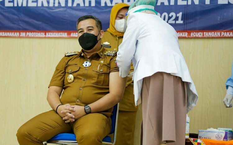 Bupati Pesawaran Dendi Ramadhona saat mendapat suntik vaksin Covid-19, Selasa (26/1). Dendi menjadi orang pertama yang divaksin di Bumi Andan Jejama.