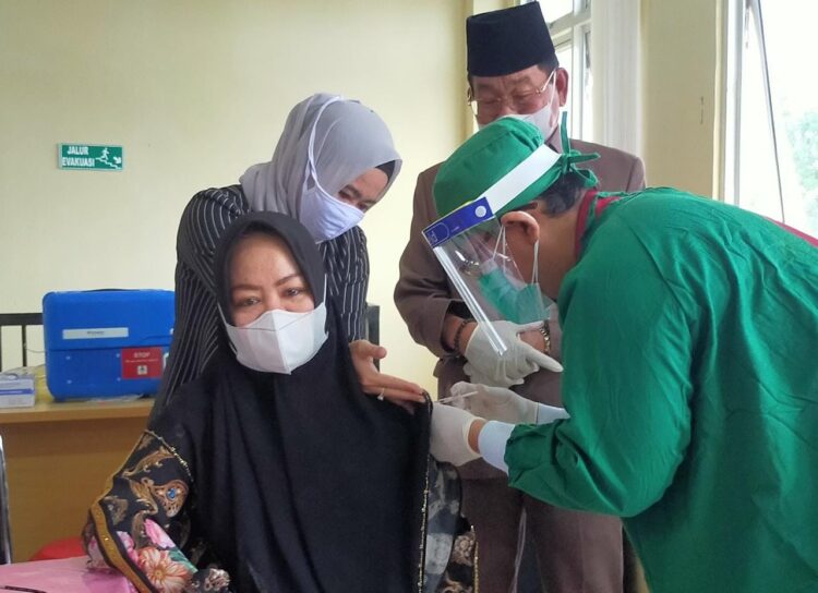 Ketua DPRD Mesuji Elvianah Khamami menjadi orang pertama yang di vaksin Covid 19 di Mesuji. Ridwan Anas
